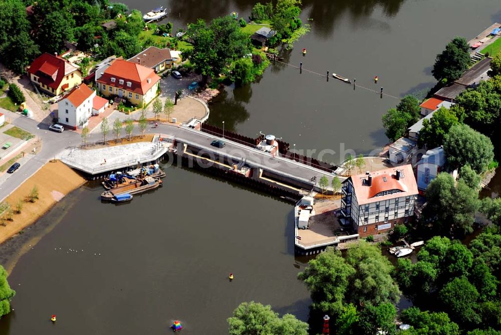 Rathenow from the bird's eye view: Blick auf eine Brücke mit einer Mühle im Fachwerkhäuslichem Stil an der Havel in Rathenow 14712