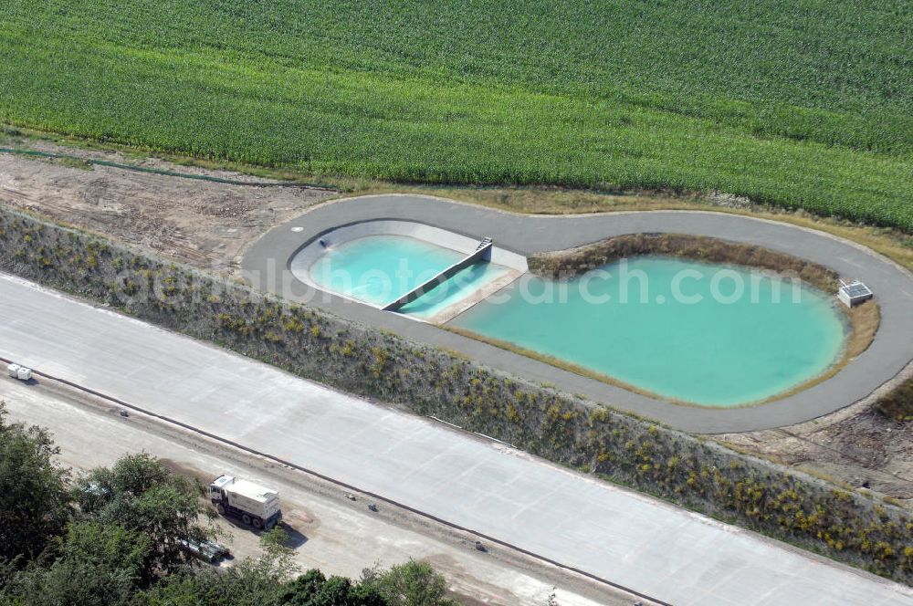 Madelungen from above - Blick auf ein Regenrückhaltebecken neben der A4 nahe der Unterführung südlich von Madelungen. Der Neubau ist Teil des Projekt Nordverlegung / Umfahrung Hörselberge der Autobahn E40 / A4 in Thüringen bei Eisenach. Durchgeführt werden die im Zuge dieses Projektes notwendigen Arbeiten unter an derem von den Mitarbeitern der Niederlassung Weimar der EUROVIA Verkehrsbau Union sowie der Niederlassungen Abbruch und Erdbau, Betonstraßenbau, Ingenieurbau und TECO Schallschutz der EUROVIA Beton sowie der DEGES.