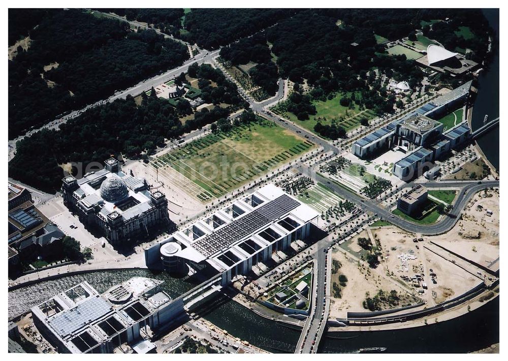 Berlin - Tiergarten (Spreebogen) from above - Berlin Tiergarten / Mitte Regierungsviertel im Berliner Tiegarten am Spreebogen mit dem Reichstag, Paul-Löbe-Haus und Bundeskanzleramt, Marie-Elisabeth-Lüders-Haus Im Auftrag der Bundesbaugesellschaft mbH