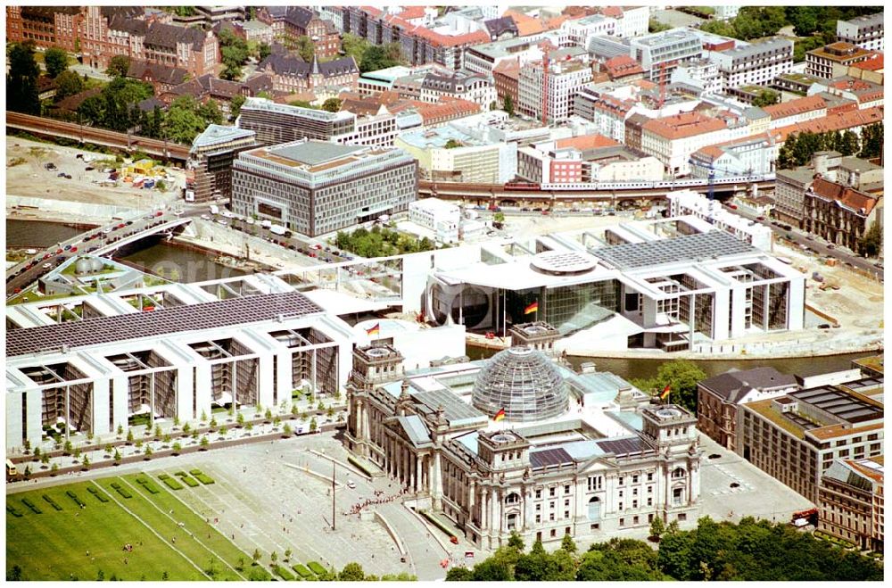 Berlin-Tiergarten from the bird's eye view: 03.06.2004, Berlin-Tiergarten, Blick auf den Reichstag in Berlin Postanschrift Reichstag und Besuchereingang West: Platz der Republik 1, 11011 Berlin (Tiergarten)