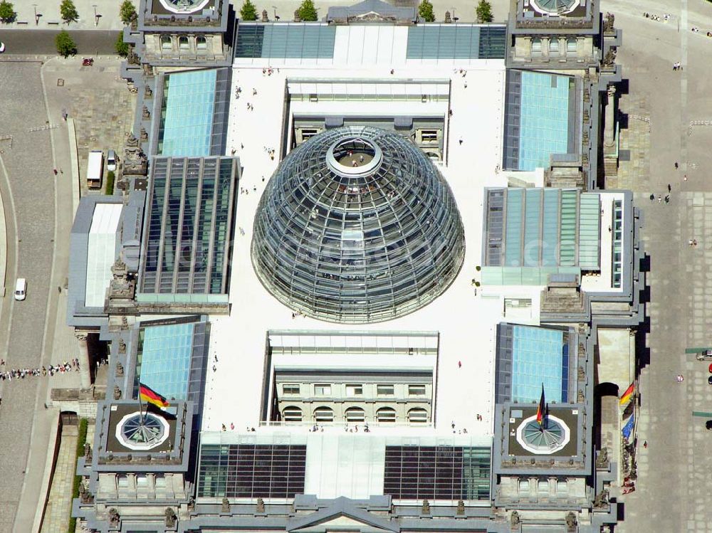 Aerial photograph Berlin - Tiergarten - Blick auf den Reichstag in Berlin Postanschrift Reichstag und Besuchereingang West: Platz der Republik 1, 11011 Berlin (Tiergarten)