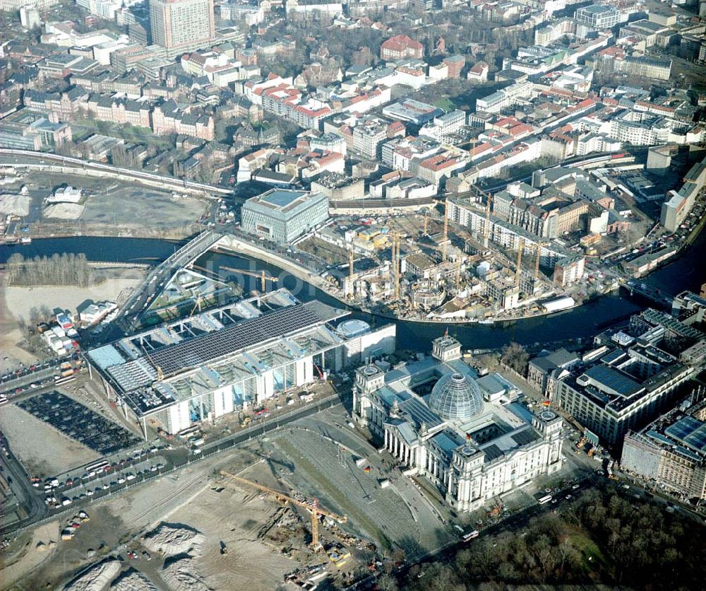 Aerial photograph Berlin - Tiergarten / Mitte - Blick auf den Reichstag mit den Bundesbaustellen am Spreeufer in Berlin - Tiergarten / Mitte.