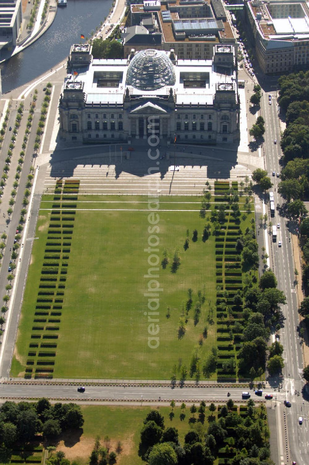 Berlin from the bird's eye view: Der Berliner Reichstag / Bundestag im Regierungsviertel. Adresse: Platz der Republik 1, 11011 Berlin; Tel.: 030/ 22732152