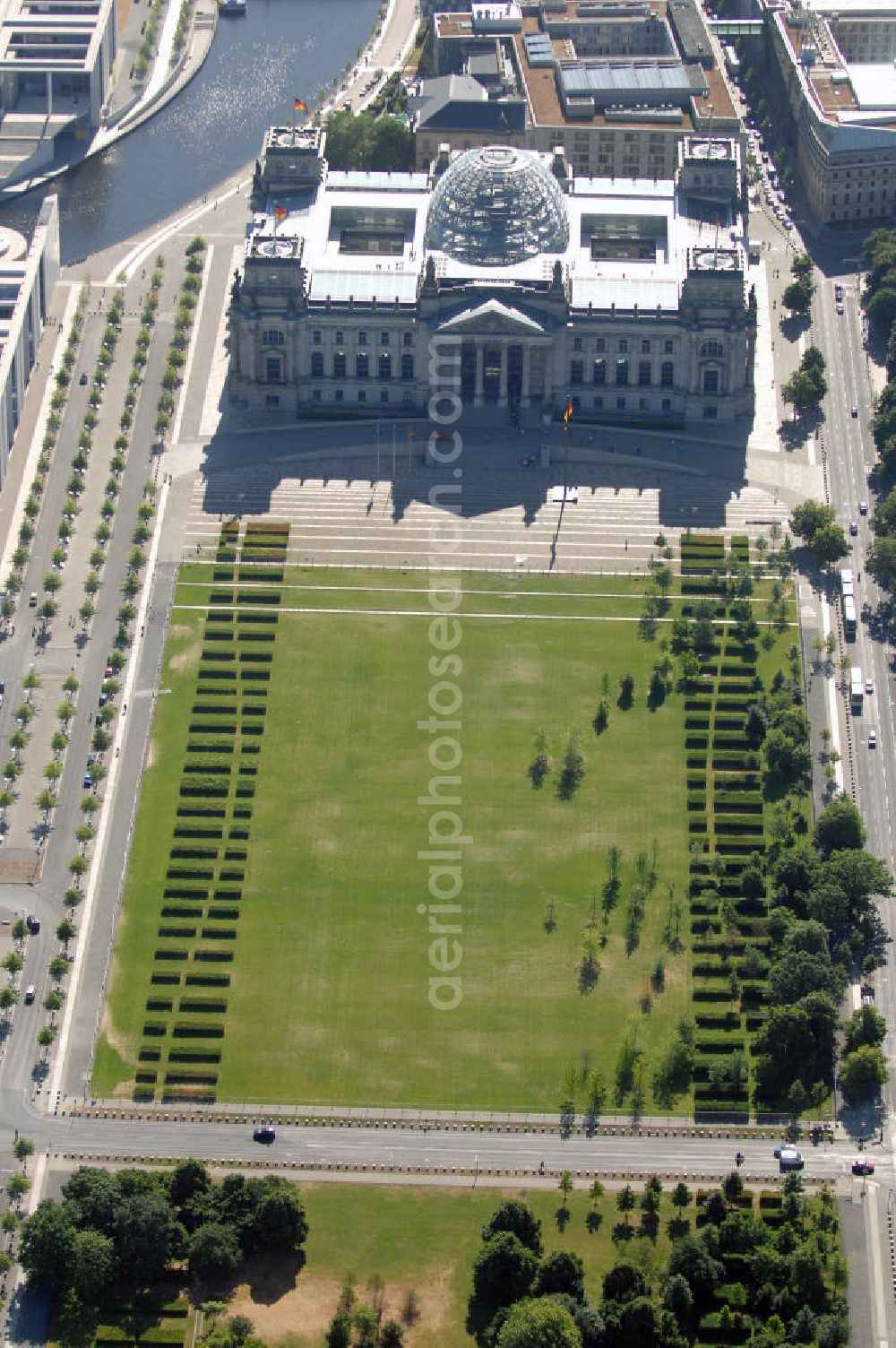 Aerial image Berlin - Der Berliner Reichstag / Bundestag im Regierungsviertel. Adresse: Platz der Republik 1, 11011 Berlin; Tel.: 030/ 22732152