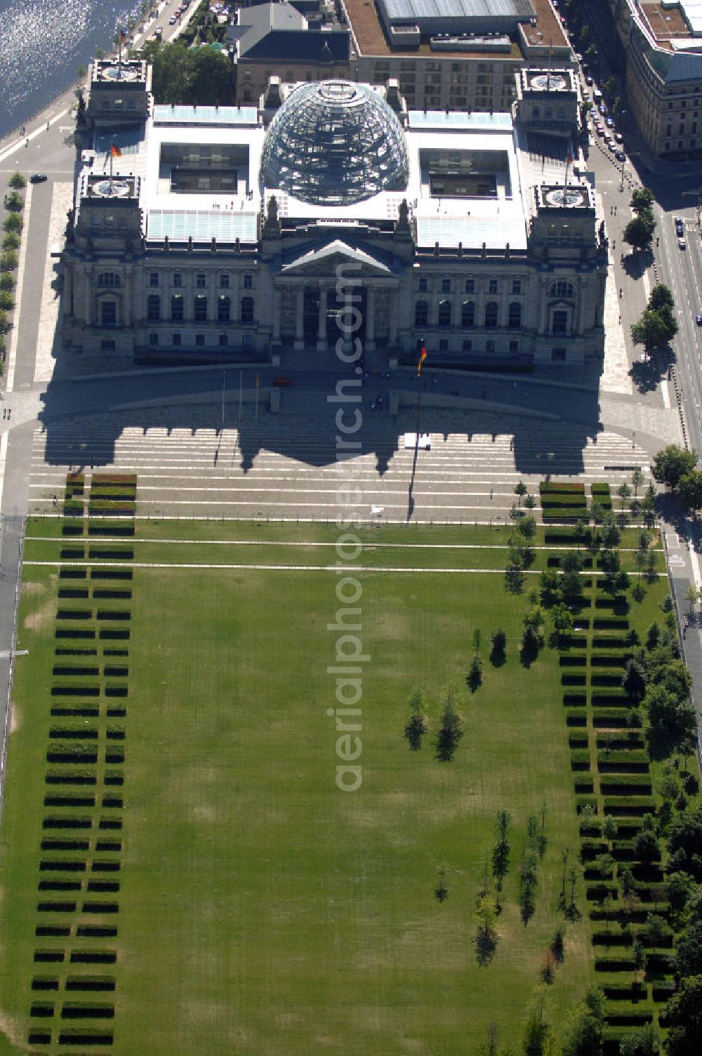 Aerial photograph Berlin - Der Berliner Reichstag / Bundestag im Regierungsviertel. Adresse: Platz der Republik 1, 11011 Berlin; Tel.: 030/ 22732152