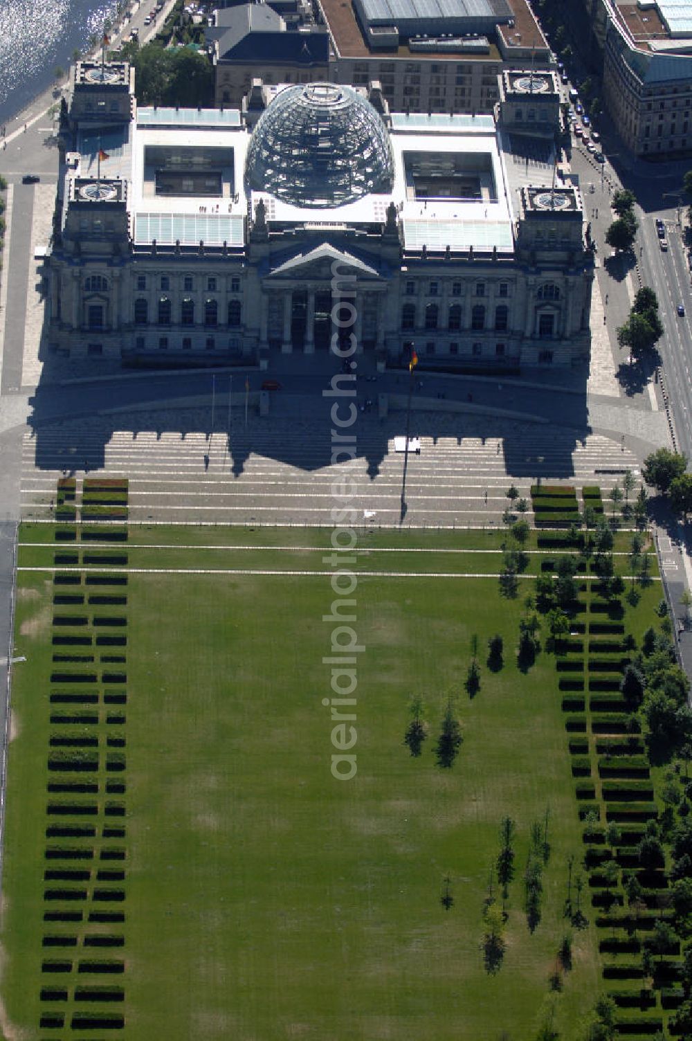 Berlin from above - Der Berliner Reichstag / Bundestag im Regierungsviertel. Adresse: Platz der Republik 1, 11011 Berlin; Tel.: 030/ 22732152