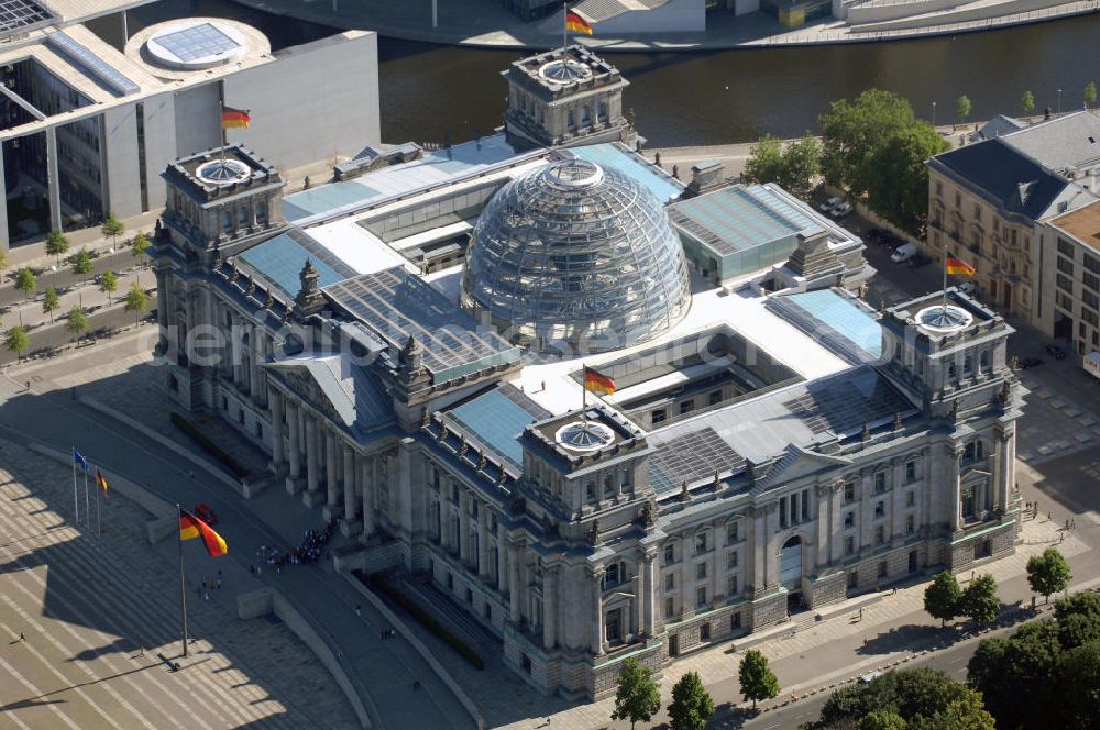 Aerial image Berlin - Der Berliner Reichstag / Bundestag im Regierungsviertel. Adresse: Platz der Republik 1, 11011 Berlin; Tel.: 030/ 22732152