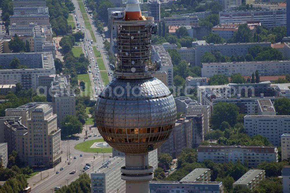 Berlin from above - Blick auf Reinigungsarbeiten durch Industriekletterer an der Kugel des Berliner Fernsehturmes in Mitte. DFMG Deutsche Funkturm GmbH, Frau Luisa Vollmar, 48008 MÜNSTER, luisa.vollmar@telekom.de