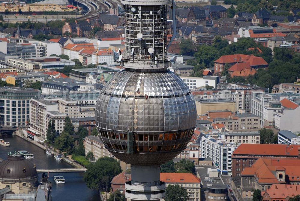 Berlin from the bird's eye view: Blick auf Reinigungsarbeiten durch Industriekletterer an der Kugel des Berliner Fernsehturmes in Mitte. DFMG Deutsche Funkturm GmbH, Frau Luisa Vollmar, 48008 MÜNSTER, luisa.vollmar@telekom.de