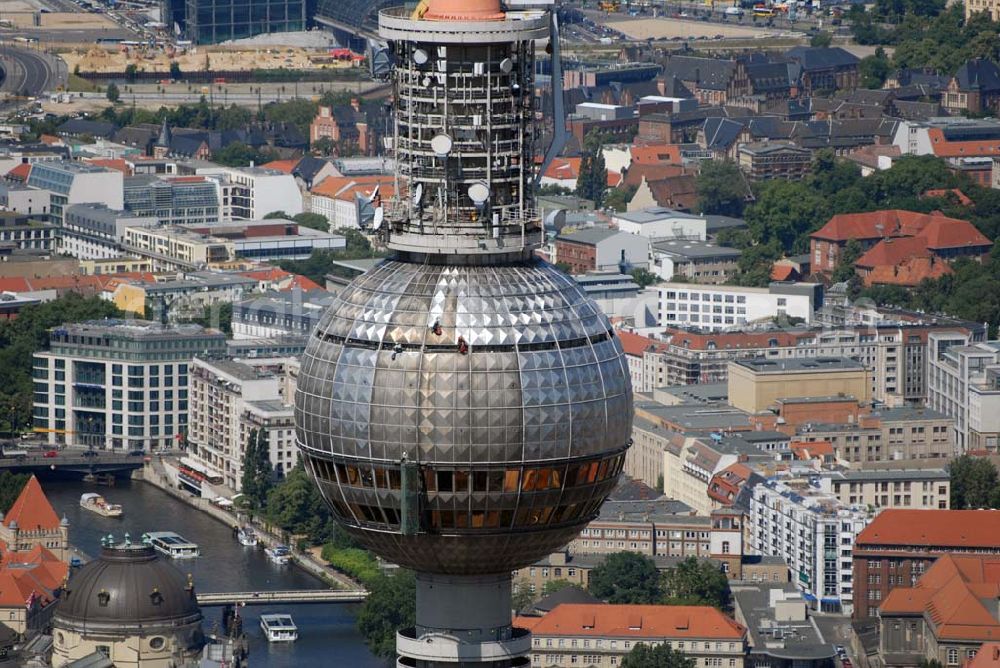 Aerial image Berlin - Blick auf Reinigungsarbeiten durch Industriekletterer an der Kugel des Berliner Fernsehturmes in Mitte. DFMG Deutsche Funkturm GmbH, Frau Luisa Vollmar, 48008 MÜNSTER, luisa.vollmar@telekom.de