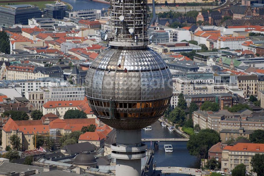 Aerial photograph Berlin - Blick auf Reinigungsarbeiten durch Industriekletterer an der Kugel des Berliner Fernsehturmes in Mitte. DFMG Deutsche Funkturm GmbH, Frau Luisa Vollmar, 48008 MÜNSTER, luisa.vollmar@telekom.de