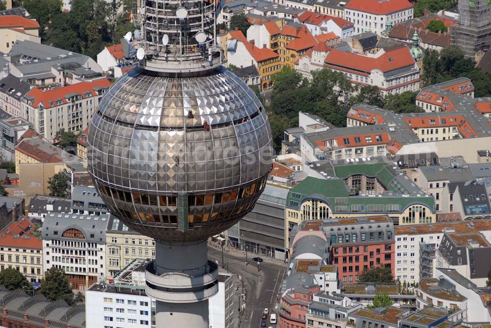 Berlin from above - Blick auf Reinigungsarbeiten durch Industriekletterer an der Kugel des Berliner Fernsehturmes in Mitte. DFMG Deutsche Funkturm GmbH, Frau Luisa Vollmar, 48008 MÜNSTER, luisa.vollmar@telekom.de