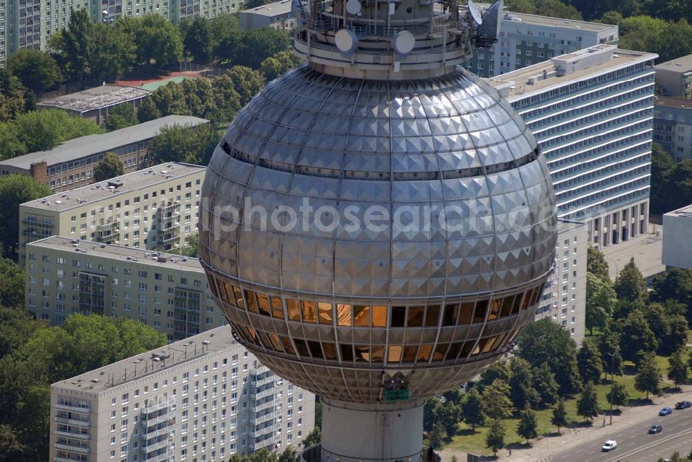 Aerial photograph Berlin - Blick auf Reinigungsarbeiten durch Industriekletterer an der Kugel des Berliner Fernsehturmes in Mitte. DFMG Deutsche Funkturm GmbH, Frau Luisa Vollmar, 48008 MÜNSTER, luisa.vollmar@telekom.de