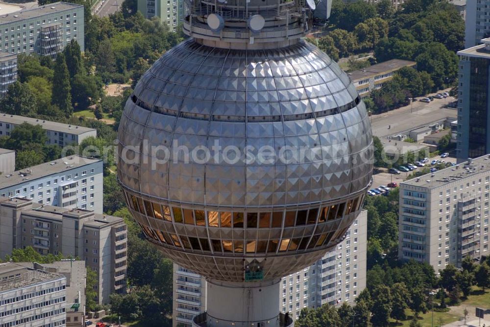 Berlin from above - Blick auf Reinigungsarbeiten durch Industriekletterer an der Kugel des Berliner Fernsehturmes in Mitte. DFMG Deutsche Funkturm GmbH, Frau Luisa Vollmar, 48008 MÜNSTER, luisa.vollmar@telekom.de