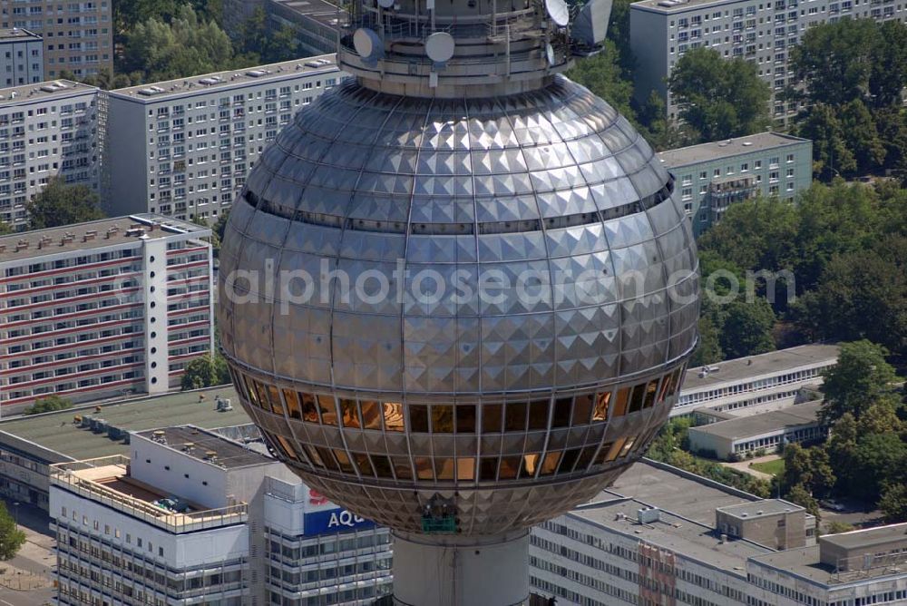 Aerial photograph Berlin - Blick auf Reinigungsarbeiten durch Industriekletterer an der Kugel des Berliner Fernsehturmes in Mitte. DFMG Deutsche Funkturm GmbH, Frau Luisa Vollmar, 48008 MÜNSTER, luisa.vollmar@telekom.de