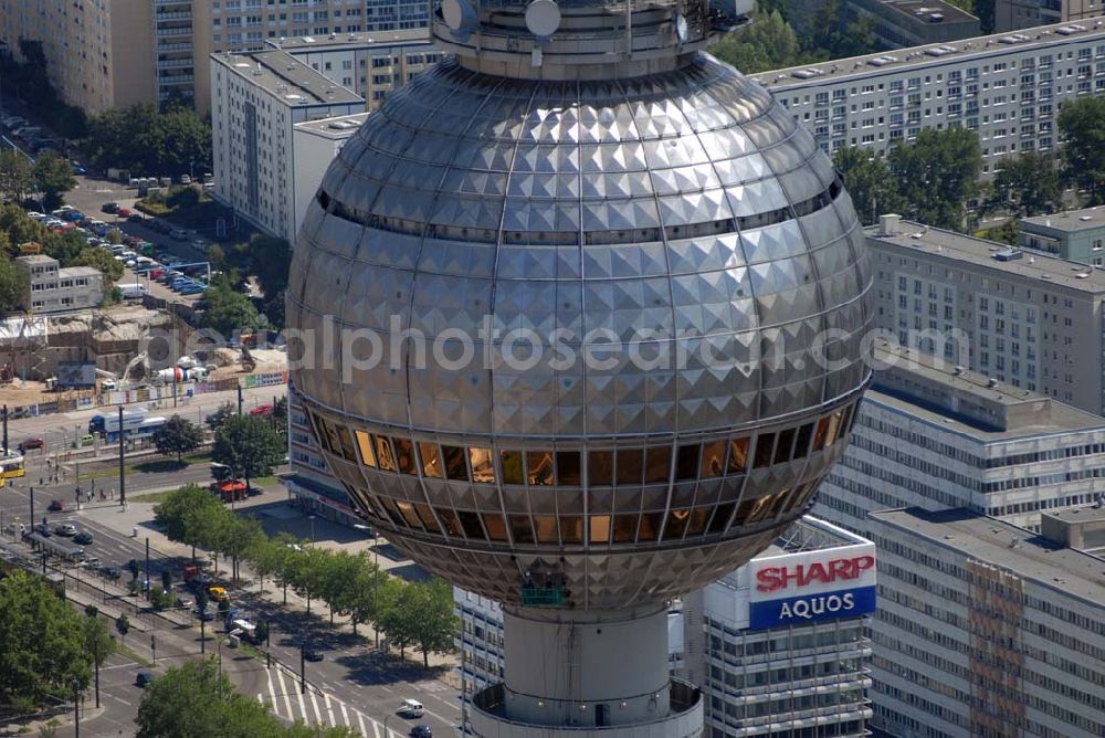 Berlin from above - Blick auf Reinigungsarbeiten durch Industriekletterer an der Kugel des Berliner Fernsehturmes in Mitte. DFMG Deutsche Funkturm GmbH, Frau Luisa Vollmar, 48008 MÜNSTER, luisa.vollmar@telekom.de