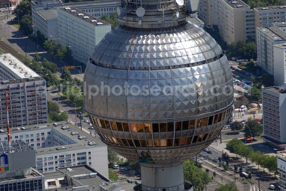 Berlin from the bird's eye view: Blick auf Reinigungsarbeiten durch Industriekletterer an der Kugel des Berliner Fernsehturmes in Mitte. DFMG Deutsche Funkturm GmbH, Frau Luisa Vollmar, 48008 MÜNSTER, luisa.vollmar@telekom.de