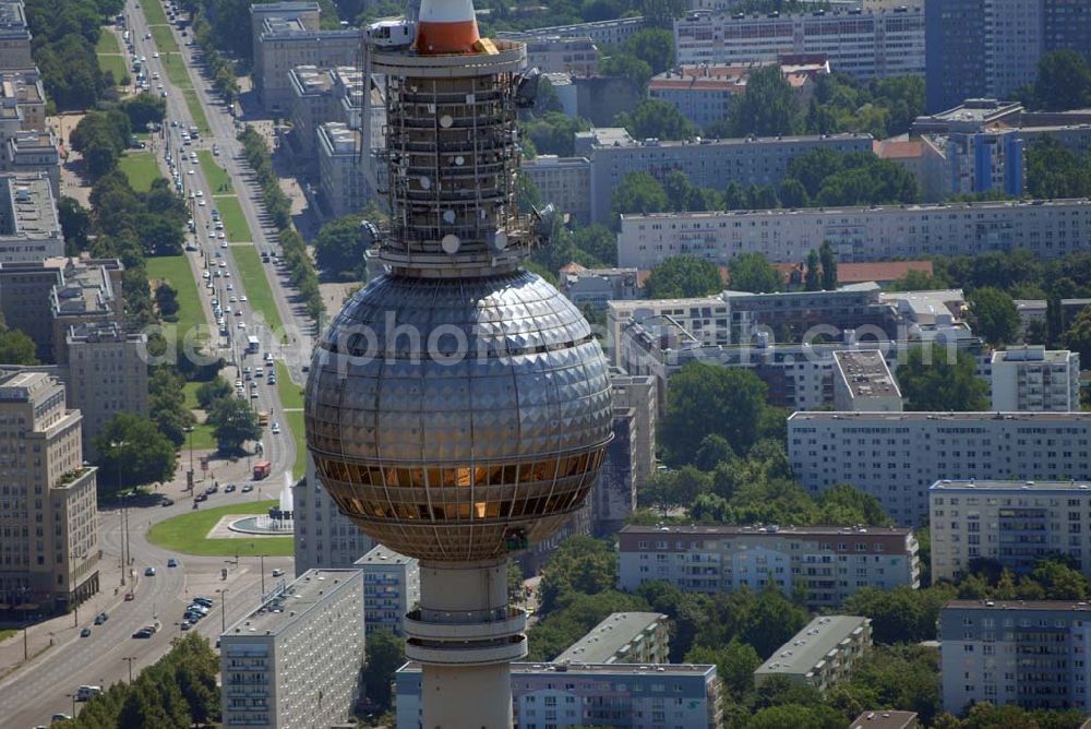 Berlin from above - Blick auf Reinigungsarbeiten durch Industriekletterer an der Kugel des Berliner Fernsehturmes in Mitte. DFMG Deutsche Funkturm GmbH, Frau Luisa Vollmar, 48008 MÜNSTER, luisa.vollmar@telekom.de