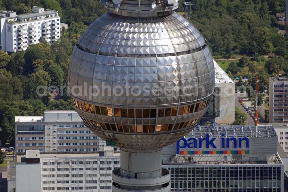 Berlin from the bird's eye view: Blick auf Reinigungsarbeiten durch Industriekletterer an der Kugel des Berliner Fernsehturmes in Mitte. DFMG Deutsche Funkturm GmbH, Frau Luisa Vollmar, 48008 MÜNSTER, luisa.vollmar@telekom.de