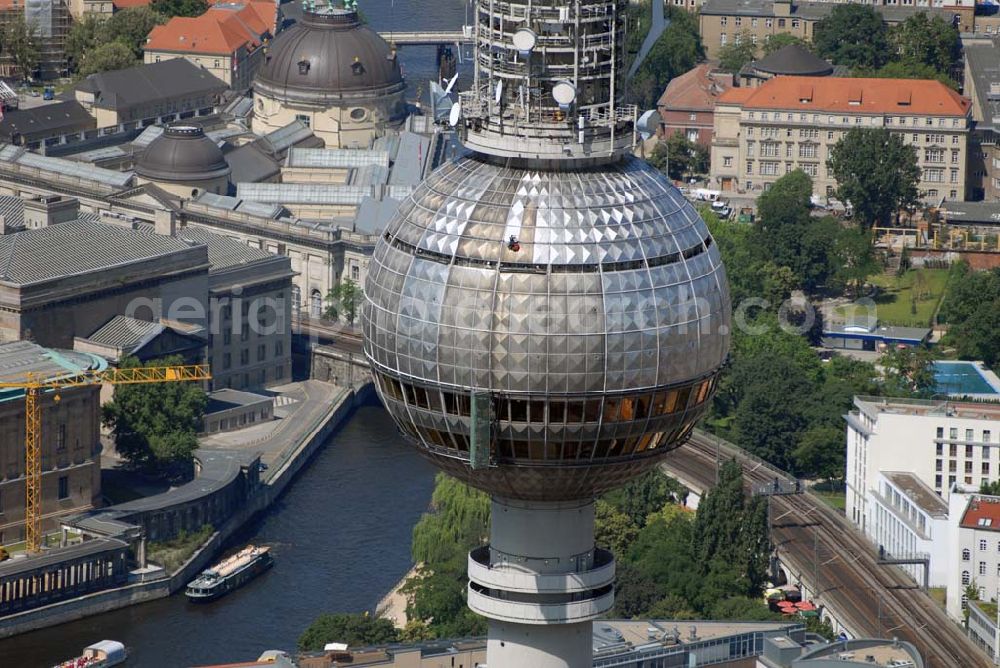 Aerial image Berlin - Blick auf Reinigungsarbeiten durch Industriekletterer an der Kugel des Berliner Fernsehturmes in Mitte. DFMG Deutsche Funkturm GmbH, Frau Luisa Vollmar, 48008 MÜNSTER, luisa.vollmar@telekom.de