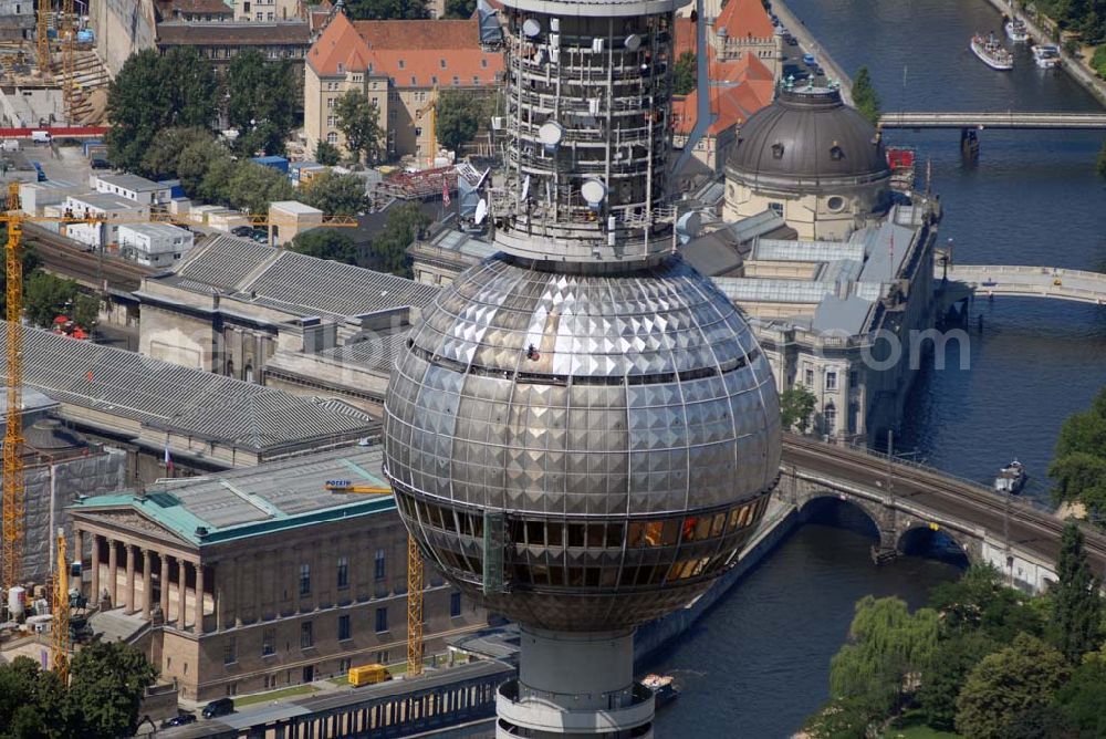 Aerial photograph Berlin - Blick auf Reinigungsarbeiten durch Industriekletterer an der Kugel des Berliner Fernsehturmes in Mitte. DFMG Deutsche Funkturm GmbH, Frau Luisa Vollmar, 48008 MÜNSTER, luisa.vollmar@telekom.de