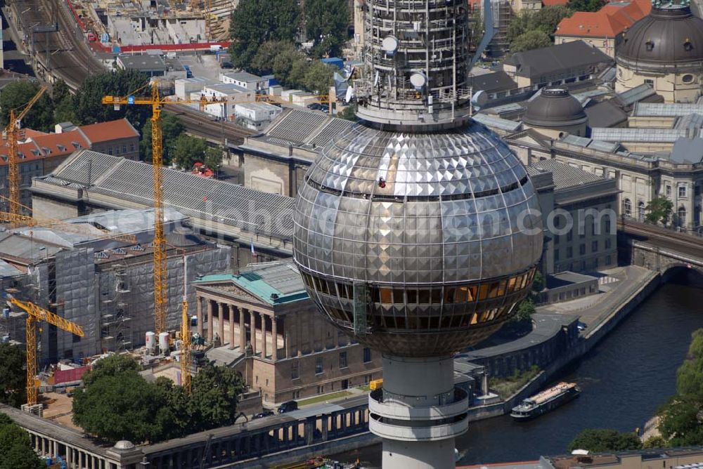 Berlin from above - Blick auf Reinigungsarbeiten durch Industriekletterer an der Kugel des Berliner Fernsehturmes in Mitte. DFMG Deutsche Funkturm GmbH, Frau Luisa Vollmar, 48008 MÜNSTER, luisa.vollmar@telekom.de