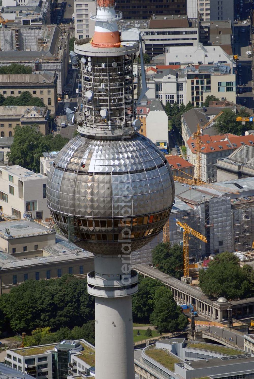 Berlin from the bird's eye view: Blick auf Reinigungsarbeiten durch Industriekletterer an der Kugel des Berliner Fernsehturmes in Mitte. DFMG Deutsche Funkturm GmbH, Frau Luisa Vollmar, 48008 MÜNSTER, luisa.vollmar@telekom.de