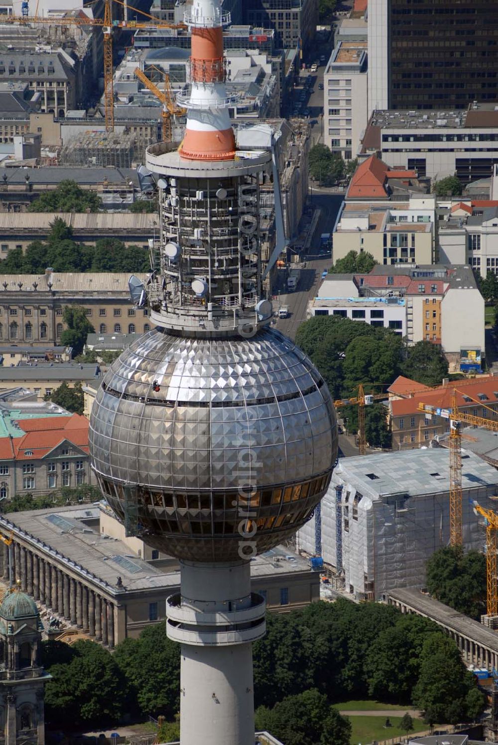 Aerial image Berlin - Blick auf Reinigungsarbeiten durch Industriekletterer an der Kugel des Berliner Fernsehturmes in Mitte. DFMG Deutsche Funkturm GmbH, Frau Luisa Vollmar, 48008 MÜNSTER, luisa.vollmar@telekom.de