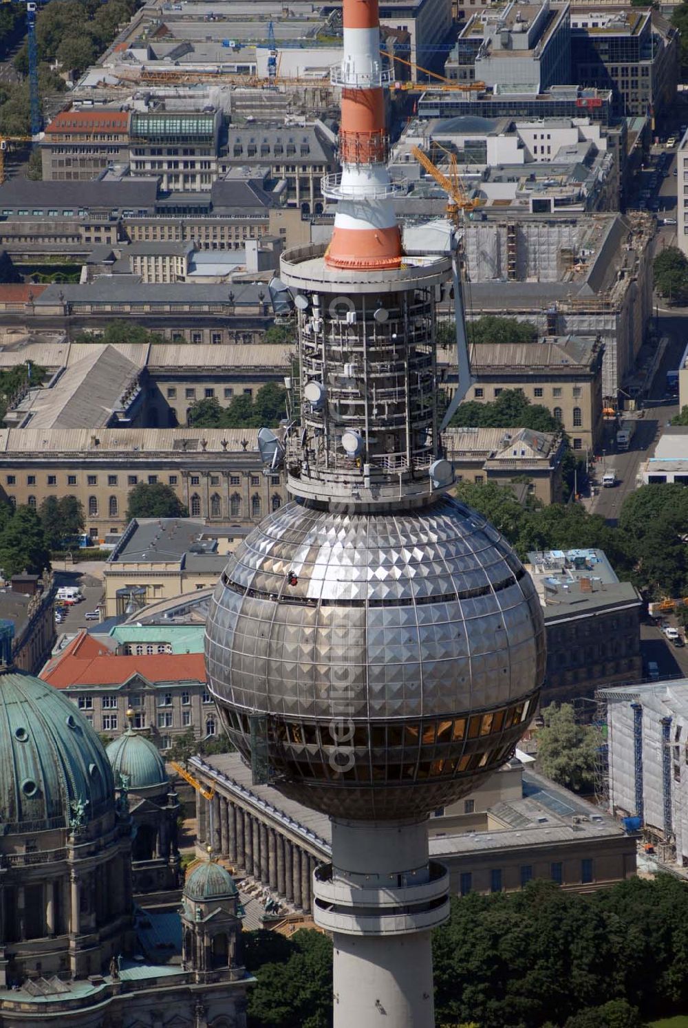 Aerial photograph Berlin - Blick auf Reinigungsarbeiten durch Industriekletterer an der Kugel des Berliner Fernsehturmes in Mitte. DFMG Deutsche Funkturm GmbH, Frau Luisa Vollmar, 48008 MÜNSTER, luisa.vollmar@telekom.de