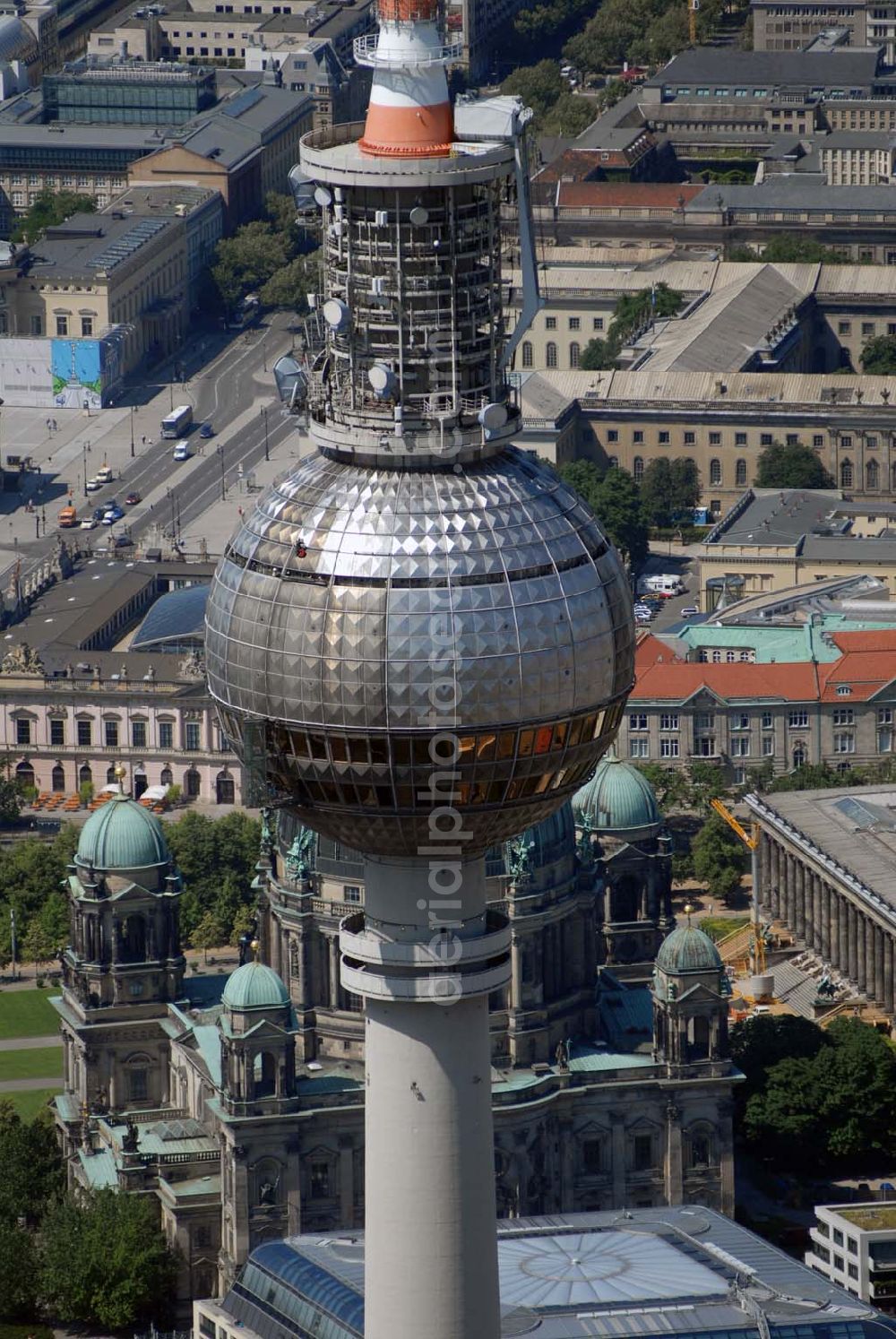 Berlin from above - Blick auf Reinigungsarbeiten durch Industriekletterer an der Kugel des Berliner Fernsehturmes in Mitte. DFMG Deutsche Funkturm GmbH, Frau Luisa Vollmar, 48008 MÜNSTER, luisa.vollmar@telekom.de