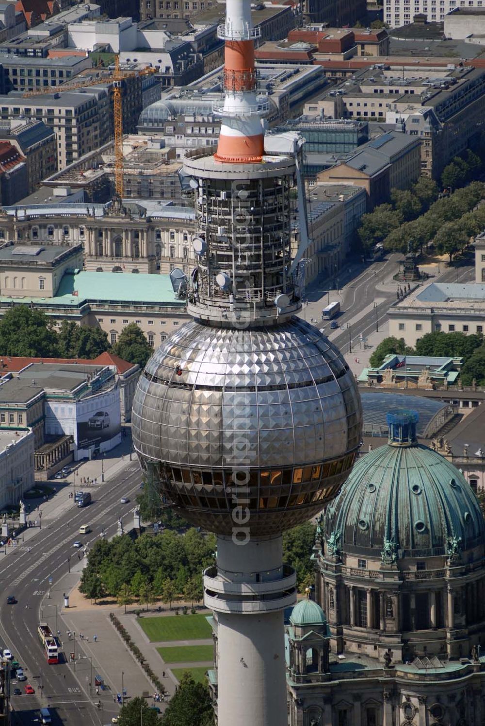 Berlin from the bird's eye view: Blick auf Reinigungsarbeiten durch Industriekletterer an der Kugel des Berliner Fernsehturmes in Mitte. DFMG Deutsche Funkturm GmbH, Frau Luisa Vollmar, 48008 MÜNSTER, luisa.vollmar@telekom.de