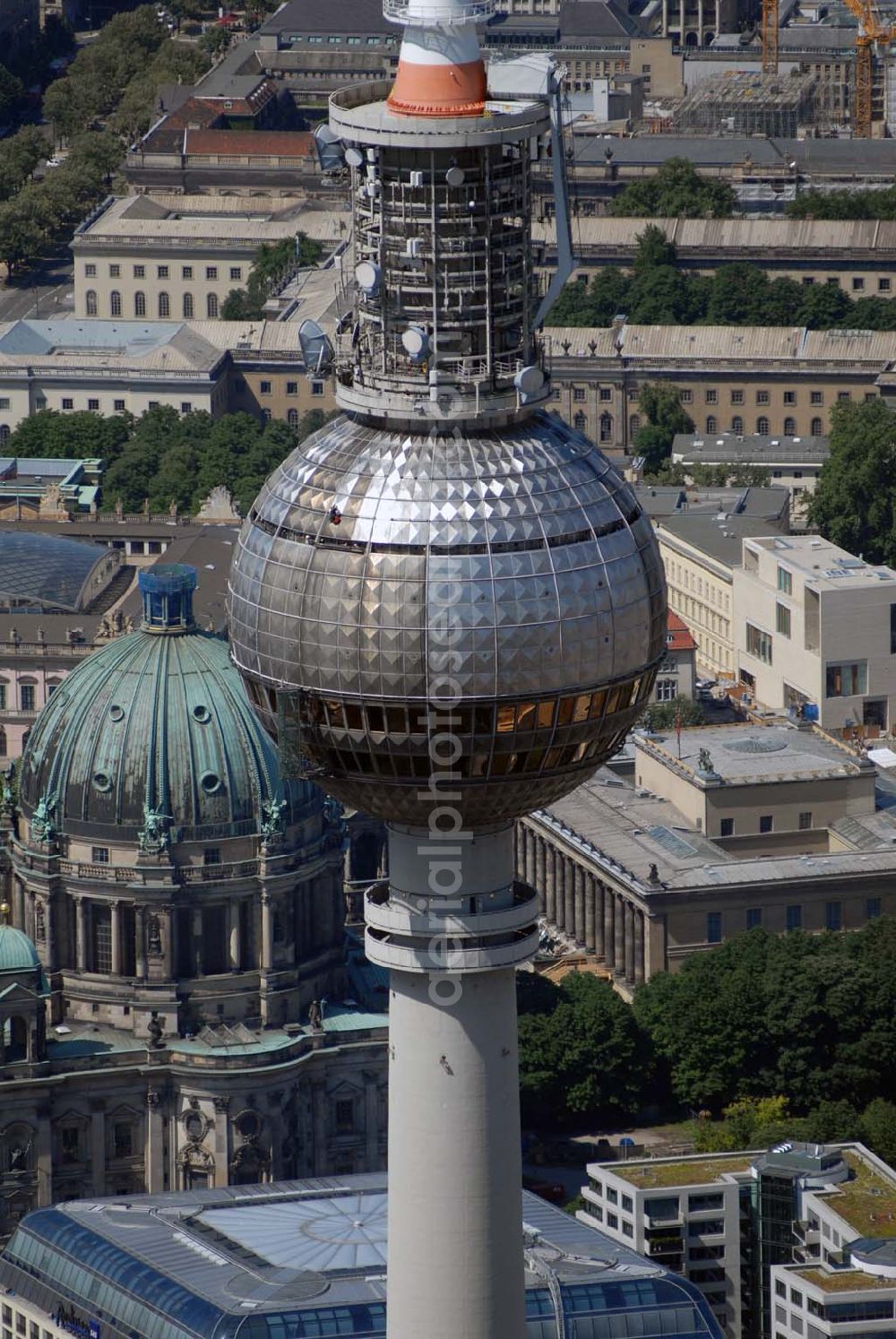 Aerial photograph Berlin - Blick auf Reinigungsarbeiten durch Industriekletterer an der Kugel des Berliner Fernsehturmes in Mitte. DFMG Deutsche Funkturm GmbH, Frau Luisa Vollmar, 48008 MÜNSTER, luisa.vollmar@telekom.de