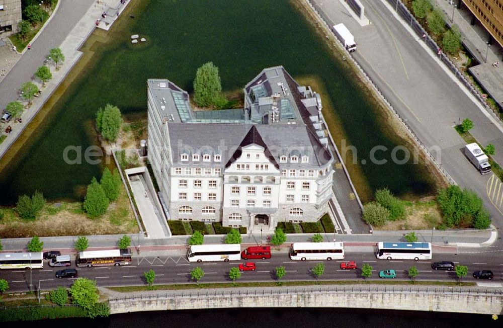 Aerial photograph Berlin - Tiergarten - Blick auf rekonstruierte Altbau-Wohn- und Geschäftshäuser am Potsdamer Platz in Berlin - Tiergarten.