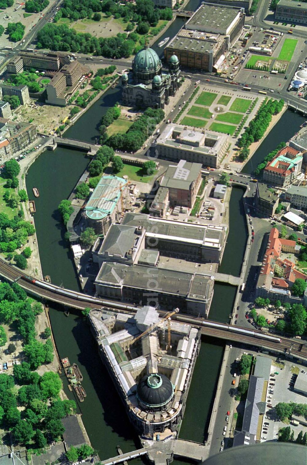 Berlin from above - Blick auf die Abrißarbeiten am Palast der Republik und die Rekonstruktions- und Umbauarbeiten an der Berliner Museumsinsel und das Bodemuseum.