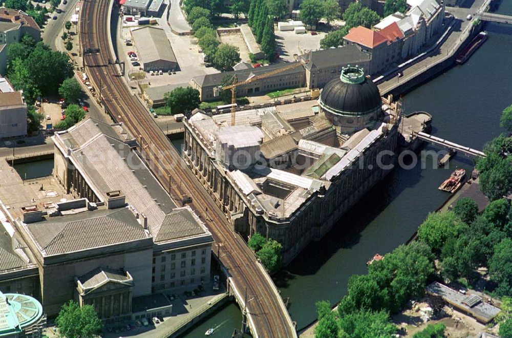 Berlin from the bird's eye view: Blick auf die Abrißarbeiten am Palast der Republik und die Rekonstruktions- und Umbauarbeiten an der Berliner Museumsinsel und das Bodemuseum.