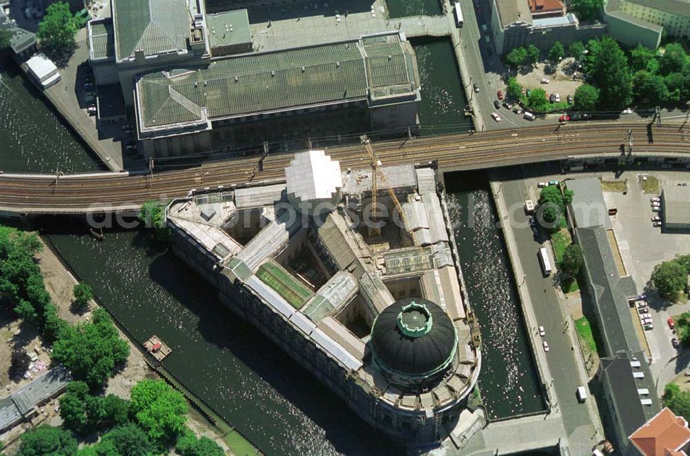 Aerial image Berlin - Blick auf die Abrißarbeiten am Palast der Republik und die Rekonstruktions- und Umbauarbeiten an der Berliner Museumsinsel und das Bodemuseum.