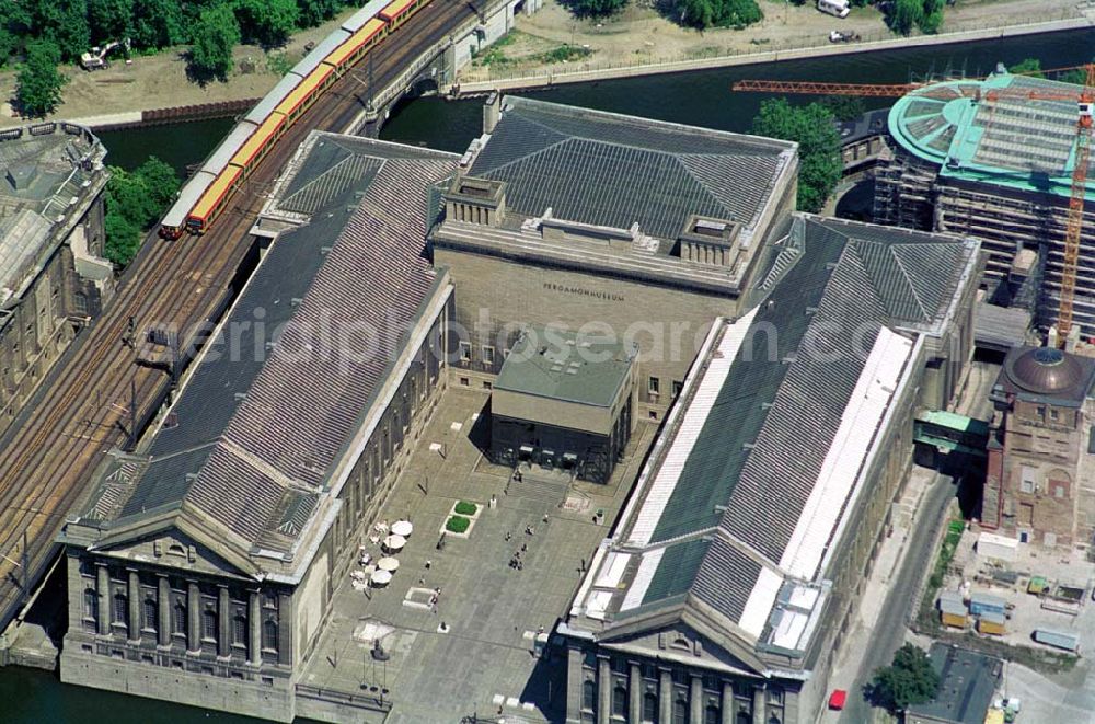 Aerial photograph Berlin - Blick auf die Abrißarbeiten am Palast der Republik und die Rekonstruktions- und Umbauarbeiten an der Berliner Museumsinsel und das Bodemuseum.