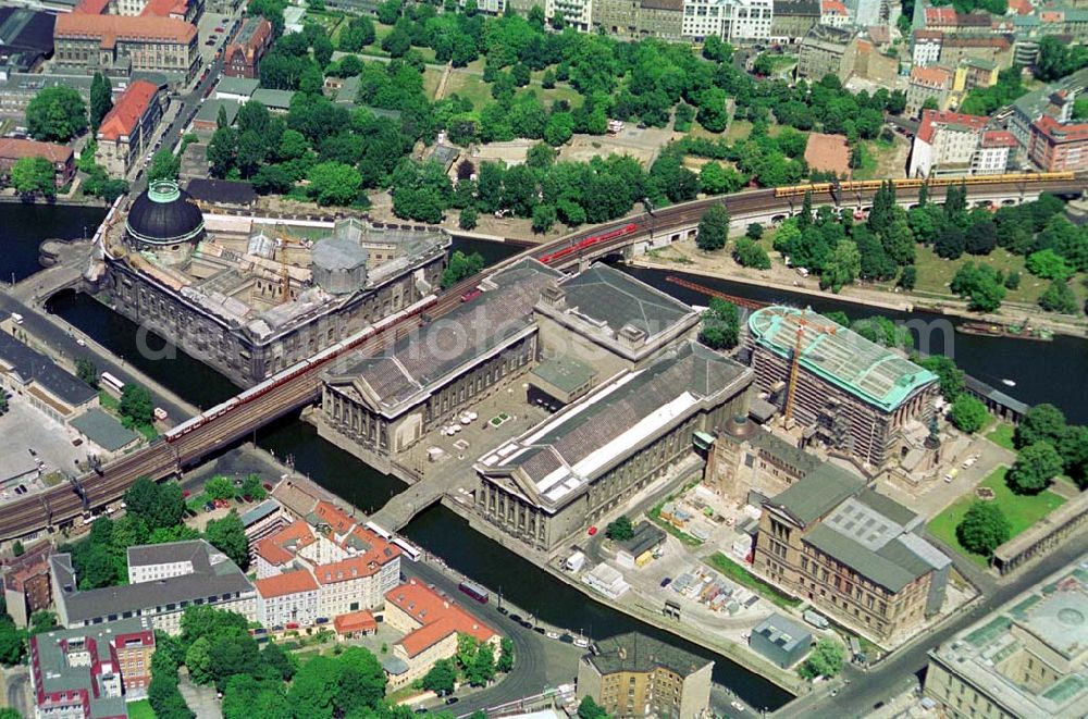 Berlin from above - Blick auf die Abrißarbeiten am Palast der Republik und die Rekonstruktions- und Umbauarbeiten an der Berliner Museumsinsel und das Bodemuseum.