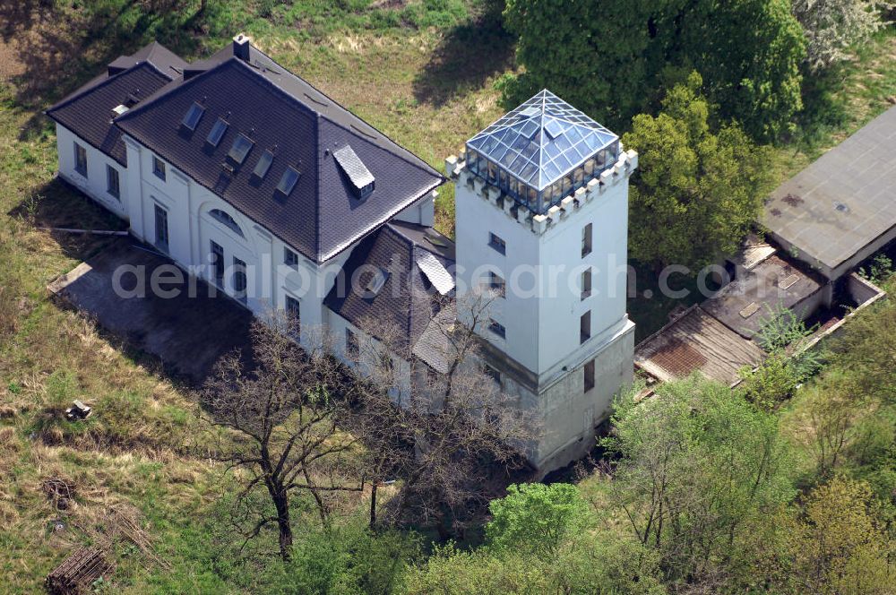 Dessau from above - Blick auf das Restaurant im alten Zollhaus Dessau-Roßlau. In dem alten Elbzollhaus befindet sich heute die Gaststätte Zollhaus, Oranienbaumer Chaussee 2, 06844 Dessau, Tel. +49 (0)3405169320