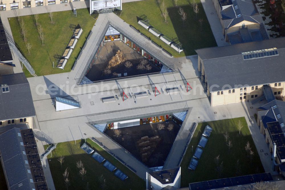 Potsdam from the bird's eye view: Blick auf die restaurierte und umgebaute ehemalige Garde-Ulanen-Kaserne in der Potsdamer Jägerallee. Hier befindet sich auch die Arbeitsgemeinschaft „Städte mit historischen Stadtkernen“ des Landes Brandenburg, sie wurde 1992 mit dem Ziel gegründet, die historischen Stadtkerne mit ihrer Bausubstanz vor dem Verfall zu bewahren und mit neuem Leben zu füllen. Mitglied der Arbeitsgemeinschaft können nur Städte werden, deren historischer Stadtgrundriss noch deutlich erkennbar ist und deren Bebauung überwiegend historisch ist. Bei der Stadterneuerung muss der Stadtkern Priorität haben und dabei Erhaltung und Denkmalschutz im Vordergrund stehen. Derzeit (Stand: Januar 2007) gehören 31 Städte der Arbeitsgemeinschaft an.