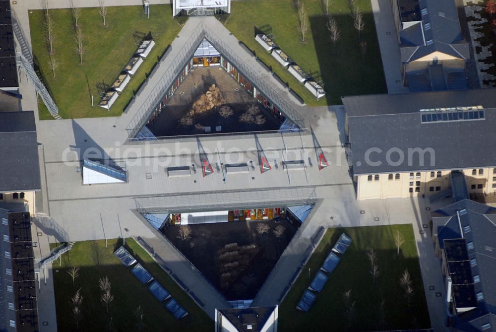 Aerial image Potsdam - Blick auf die restaurierte und umgebaute ehemalige Garde-Ulanen-Kaserne in der Potsdamer Jägerallee. Hier befindet sich auch die Arbeitsgemeinschaft „Städte mit historischen Stadtkernen“ des Landes Brandenburg, sie wurde 1992 mit dem Ziel gegründet, die historischen Stadtkerne mit ihrer Bausubstanz vor dem Verfall zu bewahren und mit neuem Leben zu füllen. Mitglied der Arbeitsgemeinschaft können nur Städte werden, deren historischer Stadtgrundriss noch deutlich erkennbar ist und deren Bebauung überwiegend historisch ist. Bei der Stadterneuerung muss der Stadtkern Priorität haben und dabei Erhaltung und Denkmalschutz im Vordergrund stehen. Derzeit (Stand: Januar 2007) gehören 31 Städte der Arbeitsgemeinschaft an.