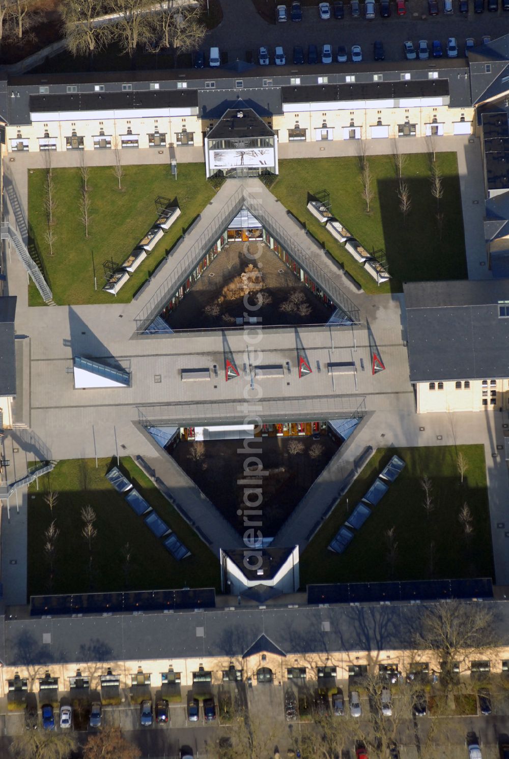 Aerial photograph Potsdam - Blick auf die restaurierte und umgebaute ehemalige Garde-Ulanen-Kaserne in der Potsdamer Jägerallee. Hier befindet sich auch die Arbeitsgemeinschaft „Städte mit historischen Stadtkernen“ des Landes Brandenburg, sie wurde 1992 mit dem Ziel gegründet, die historischen Stadtkerne mit ihrer Bausubstanz vor dem Verfall zu bewahren und mit neuem Leben zu füllen. Mitglied der Arbeitsgemeinschaft können nur Städte werden, deren historischer Stadtgrundriss noch deutlich erkennbar ist und deren Bebauung überwiegend historisch ist. Bei der Stadterneuerung muss der Stadtkern Priorität haben und dabei Erhaltung und Denkmalschutz im Vordergrund stehen. Derzeit (Stand: Januar 2007) gehören 31 Städte der Arbeitsgemeinschaft an.