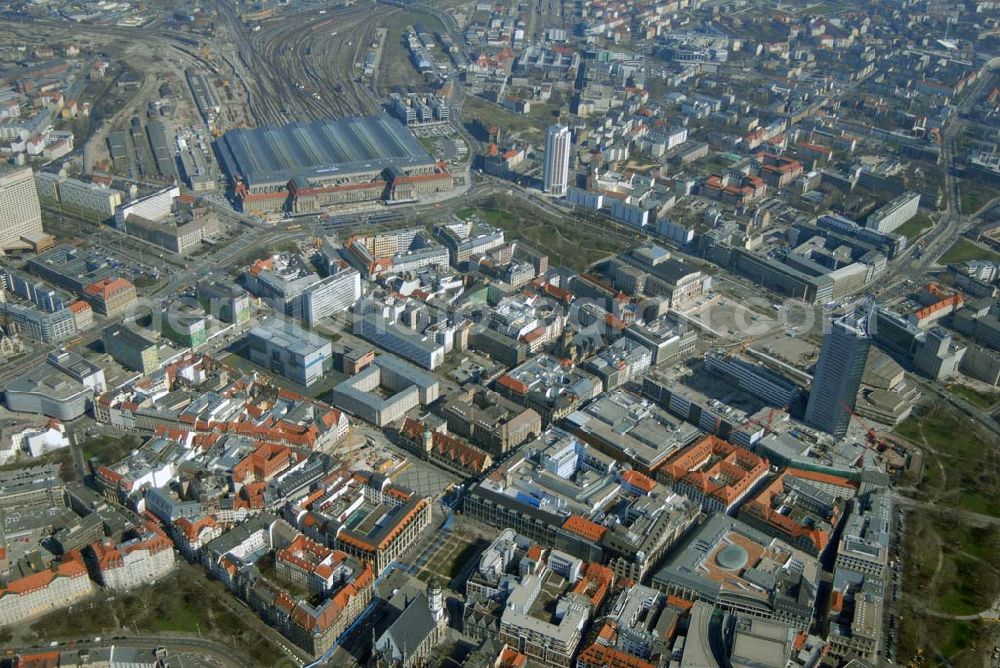 Leipzig from the bird's eye view: Blick auf restaurierte Wohn- und Geschäftshäuser an der Ritterstrasse im Stadtzentrum von Leipzig.