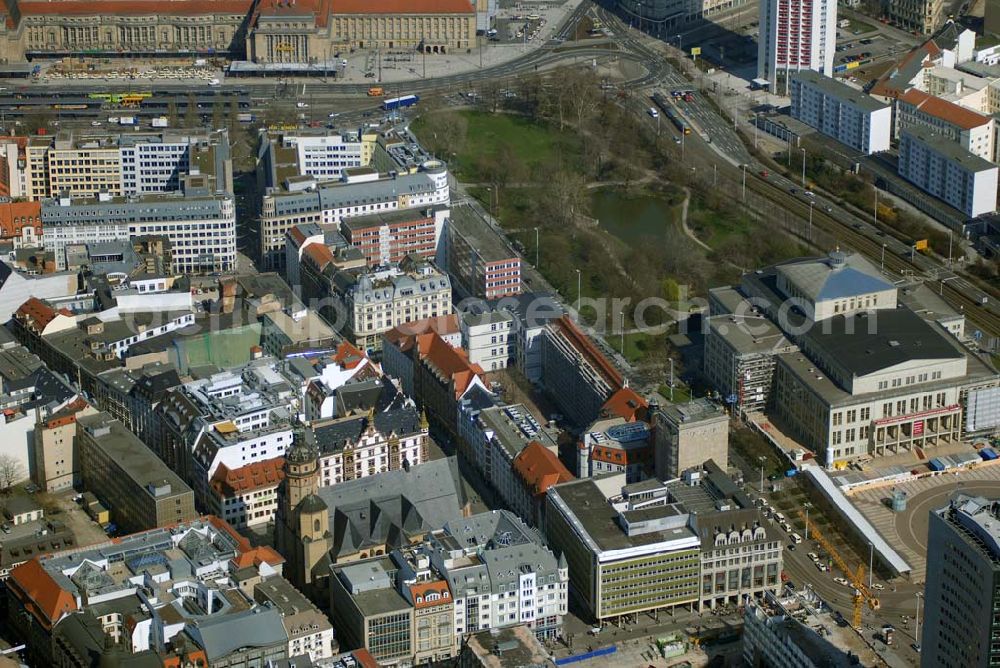 Aerial photograph Leipzig - Blick auf restaurierte Wohn- und Geschäftshäuser an der Ritterstrasse im Stadtzentrum von Leipzig.