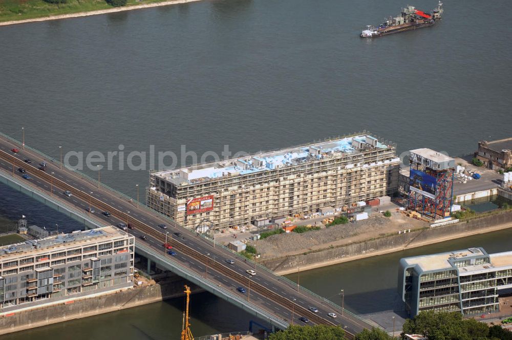 Köln from the bird's eye view: Blick auf den Rheinauhafen in der Kölner Innenstadt. Zu sehen sind hier das Deutsche Sport und Olympia Museum links neben der Severinbrücke. Auf der rechten Seite der Brücke befindet sich die Halle 11, ein denkmalgeschütztes Gebäude, das momentan zu einem Wohn-, Büro- und Geschäftshaus umgebaut und saniert wird. Es sollen 68 Wohnungen entstehen, 2000 Quadratmeter Ladenfläche und 3700 Quadratmeter Bürofläche. Kontakt Sportmuseum: Deutsches Sport & Olympia Museum, Im Zollhafen 1 50678 Köln, Tel. +49(0)221 33609 0, Fax +49(0)221 33609 99, Email: info@sportmuseum.info; Halle 11: PLB Pareto Immobilien GmbH, Provinzialplatz 1 40591 Düsseldorf, Tel. +49(0)221 227 1010, Email: info@halle11.de