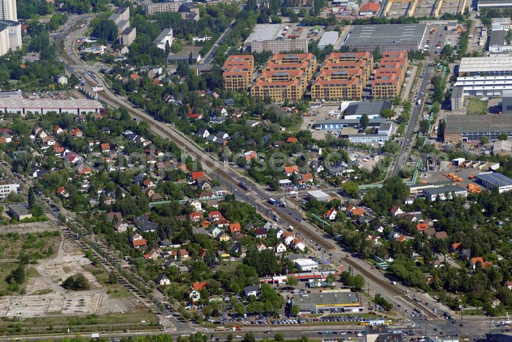 Aerial photograph Höhenschönhausen - Blick auf die Rhinstraße ecke Landsberger Allee. Links im Bild die Kleingartenanlage Bielefeld.