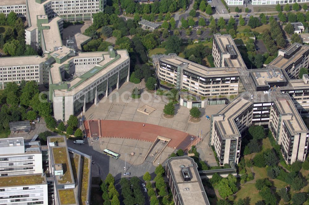 Bonn from the bird's eye view: Blick auf den Robert-Schuman-Platz im alten Regierungsviertel in Bonn. In den Gebäuden befinden sich heute verschiedene Bundesministerien wie z.B. das Bundesministerium für Verkehr, Bau und Stadtentwicklung (rechts) oder das Bundesministerium für Arzneimittel und Medizinprodukte (unten links). Kontakt: Bundesministerium für Verkehr, Bau und Stadtentwicklung in Bonn, Dienstgebäude Robert-Schuman-Platz 1 53175 Bonn, Tel. +49(0)228 99300 0, Fax +49(0)228 99300 3428 o. 3429, Email: buergerinfo@bmvbs.bund.de; Bundesministerium für Arzneimittel und Medizinprodukte, Kurt-Georg-Kiesinger-Allee 3 53175 Bonn, Tel. +49(0)228 207 30, Fax +49(0)228 207 5207, Email: poststelle@bfarm.de