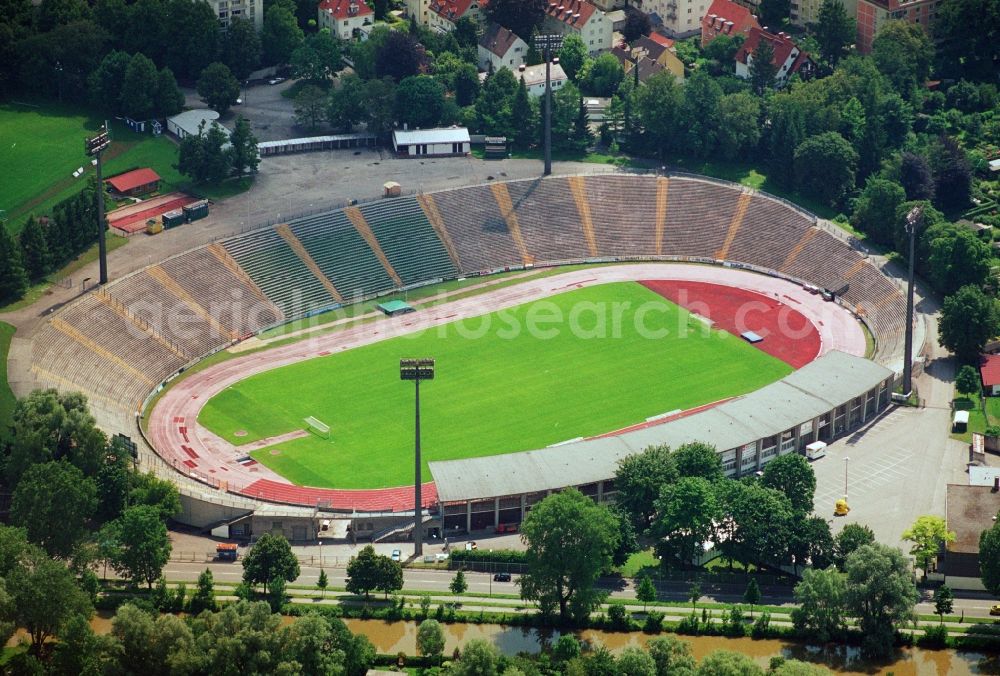 Aerial image Augsburg - 12.07.2005 Augsburg (Bayern)
Blick auf das Rosenaustadion in Augsburg. Das Rosenaustadion wurde am 16. September 1951 mit dem Fußball-B-Länderspiel Deutschland – Österreich vor 51.000 Zuschauern eröffnet. Entworfen wurde die Arena als Mehrzweckstadion mit Leichtathletikanlagen in klassischer Ellipsenform für bis zu 70.000 Zuschauer. Die Stadt Augsburg hat das Stadion hauptsächlich auf Trümmern und Schutt aus dem Krieg errichtet. Der Rosenauberg begünstigte dabei die Errichtung der Arena, die Gegentribüne lehnt sich an den Hang des kleinen Berges an.