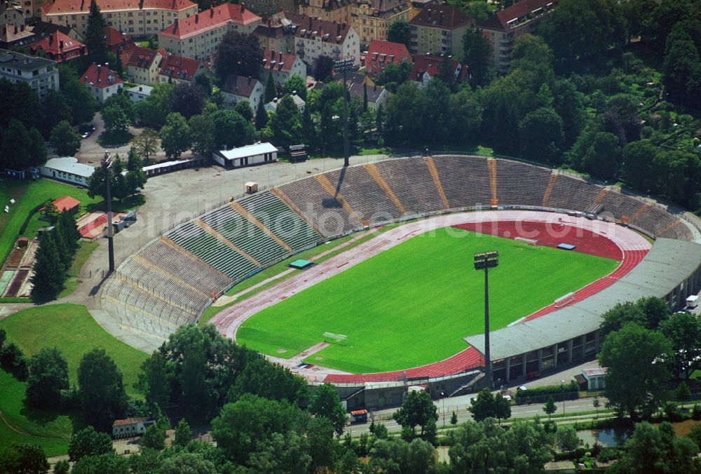 Aerial photograph Augsburg - 12.07.2005 Augsburg (Bayern)
Blick auf das Rosenaustadion in Augsburg. Das Rosenaustadion wurde am 16. September 1951 mit dem Fußball-B-Länderspiel Deutschland – Österreich vor 51.000 Zuschauern eröffnet. Entworfen wurde die Arena als Mehrzweckstadion mit Leichtathletikanlagen in klassischer Ellipsenform für bis zu 70.000 Zuschauer. Die Stadt Augsburg hat das Stadion hauptsächlich auf Trümmern und Schutt aus dem Krieg errichtet. Der Rosenauberg begünstigte dabei die Errichtung der Arena, die Gegentribüne lehnt sich an den Hang des kleinen Berges an.