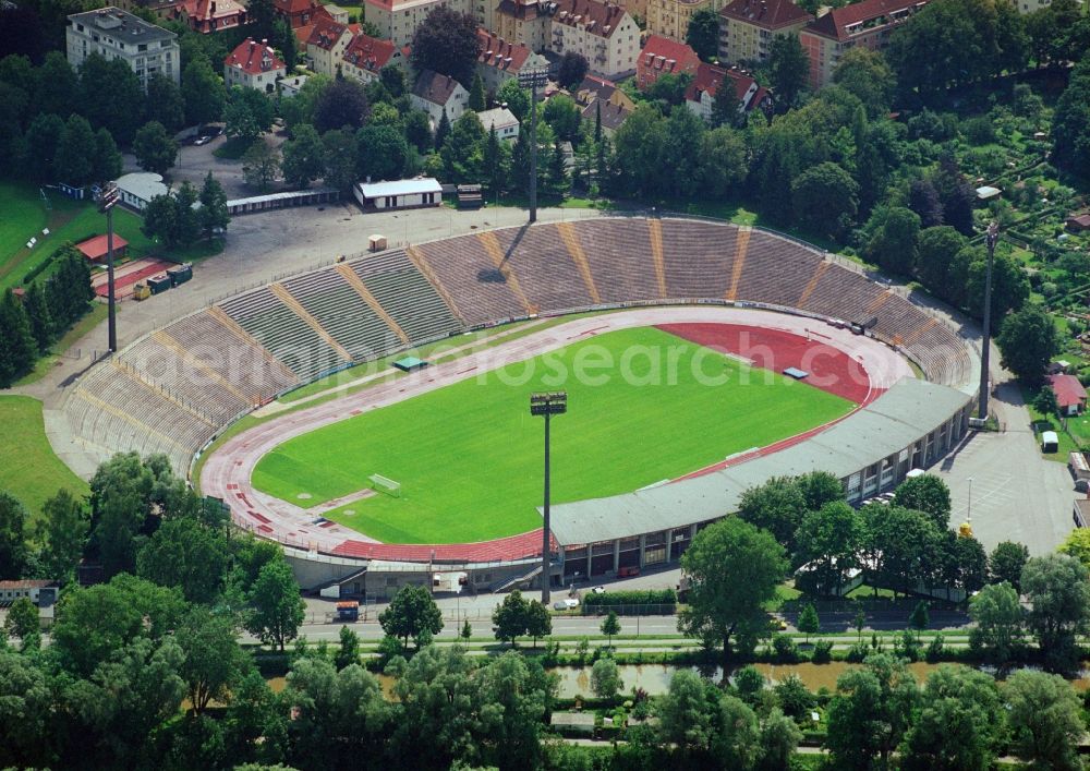 Augsburg from above - 12.07.2005 Augsburg (Bayern)
Blick auf das Rosenaustadion in Augsburg. Das Rosenaustadion wurde am 16. September 1951 mit dem Fußball-B-Länderspiel Deutschland – Österreich vor 51.000 Zuschauern eröffnet. Entworfen wurde die Arena als Mehrzweckstadion mit Leichtathletikanlagen in klassischer Ellipsenform für bis zu 70.000 Zuschauer. Die Stadt Augsburg hat das Stadion hauptsächlich auf Trümmern und Schutt aus dem Krieg errichtet. Der Rosenauberg begünstigte dabei die Errichtung der Arena, die Gegentribüne lehnt sich an den Hang des kleinen Berges an.